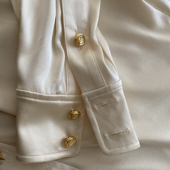 *NEW WITH TAG* ST JOHN Ivory Silk Long Sleeve Top With Gold Buttons Size 12 - Picture 4 of 5